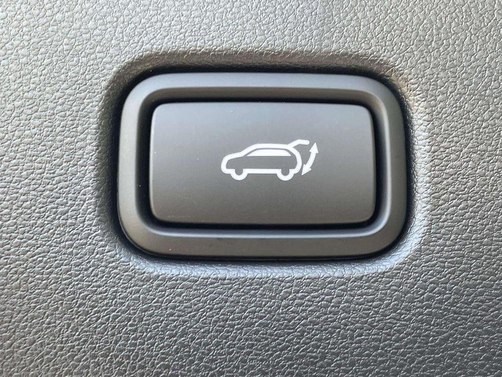 New 2026 White Hyundai SEL FWD image 9