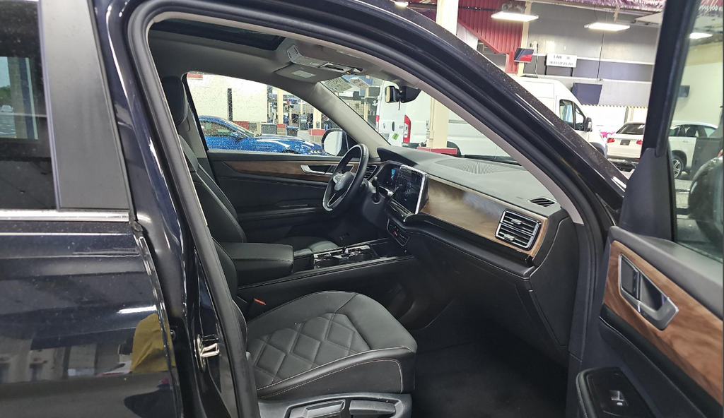 Used 2024 Black Volkswagen 2.0T SE w/Technology image 25