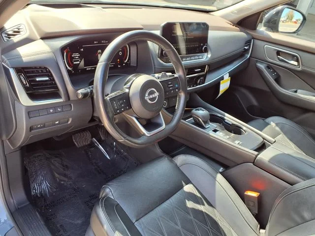 Used 2022 Gray Nissan Platinum image 4