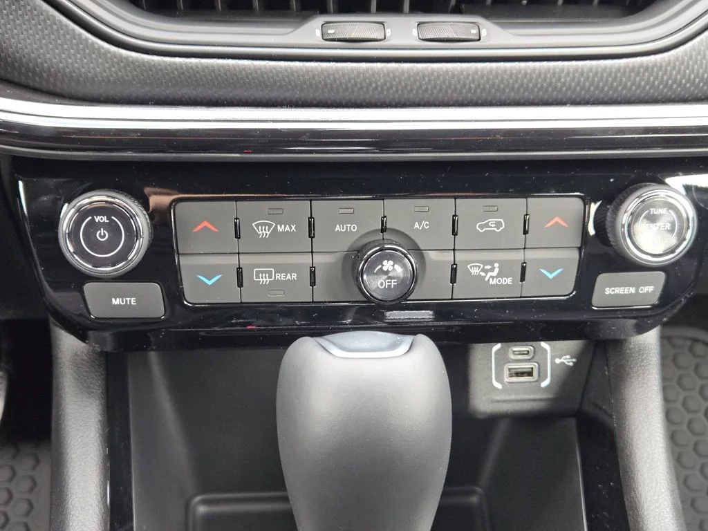 New 2026 Diamond Black Crystal Pearlcoat Jeep Latitude Altitude image 16
