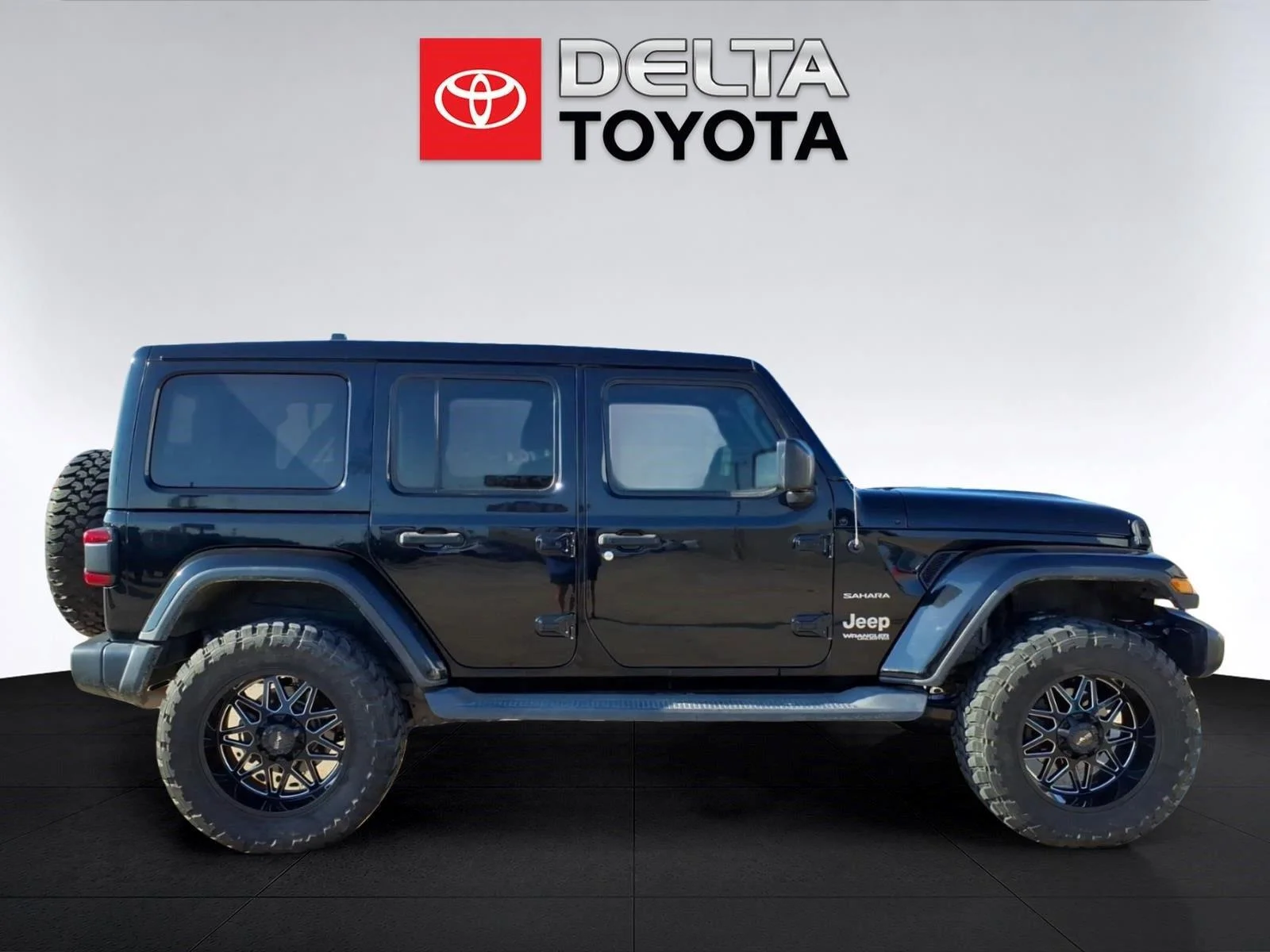 Used 2018 Black Jeep Sahara image 6