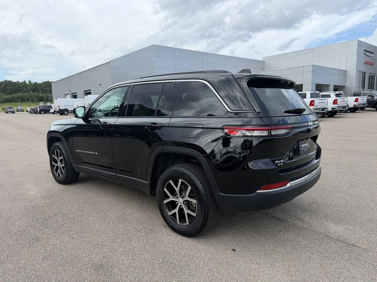 Used 2025 Diamond Black Crystal Pearlcoat Jeep Limited image 4