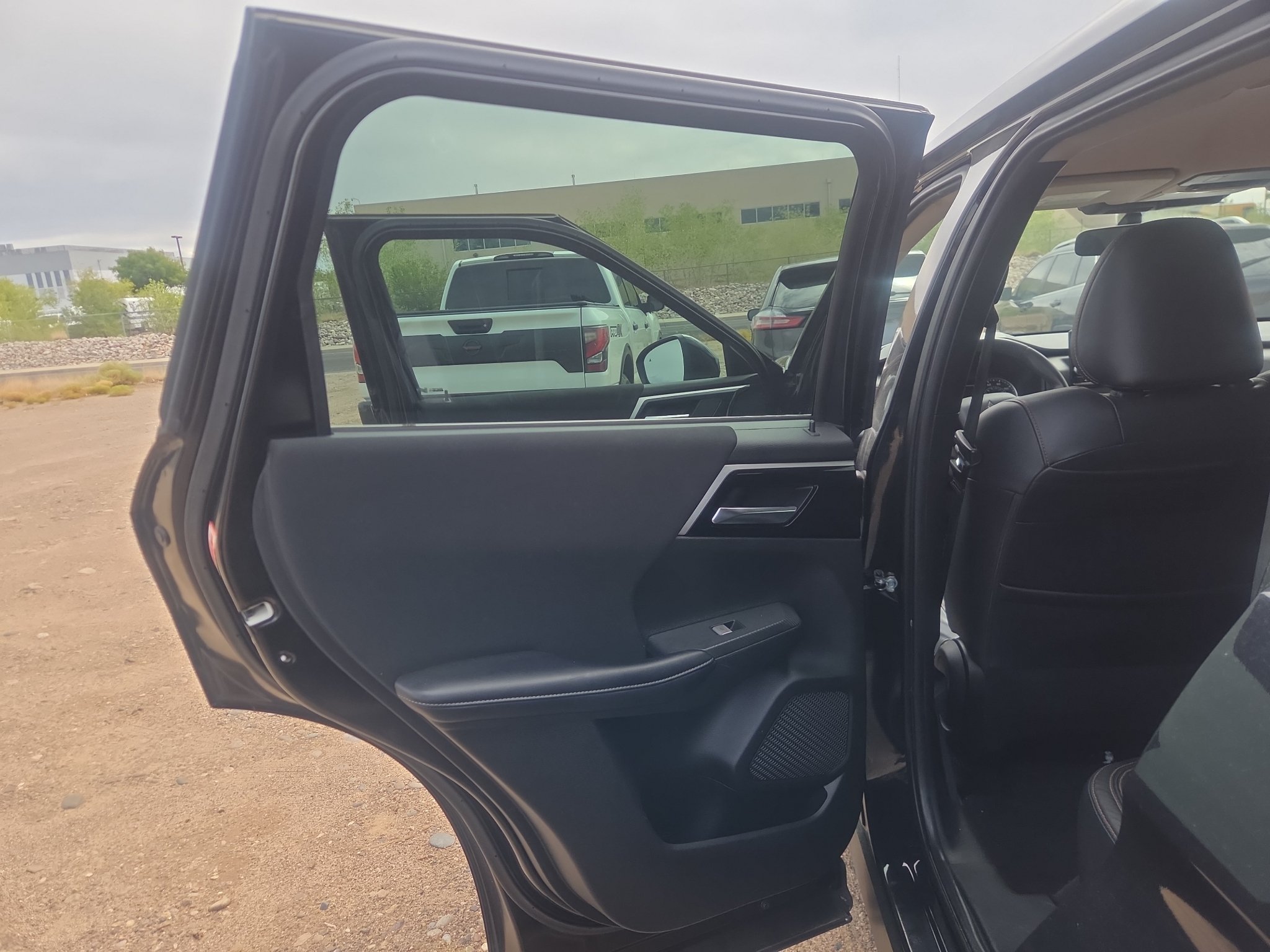 Used 2022 Labrador Black Pearl Mitsubishi ES image 16