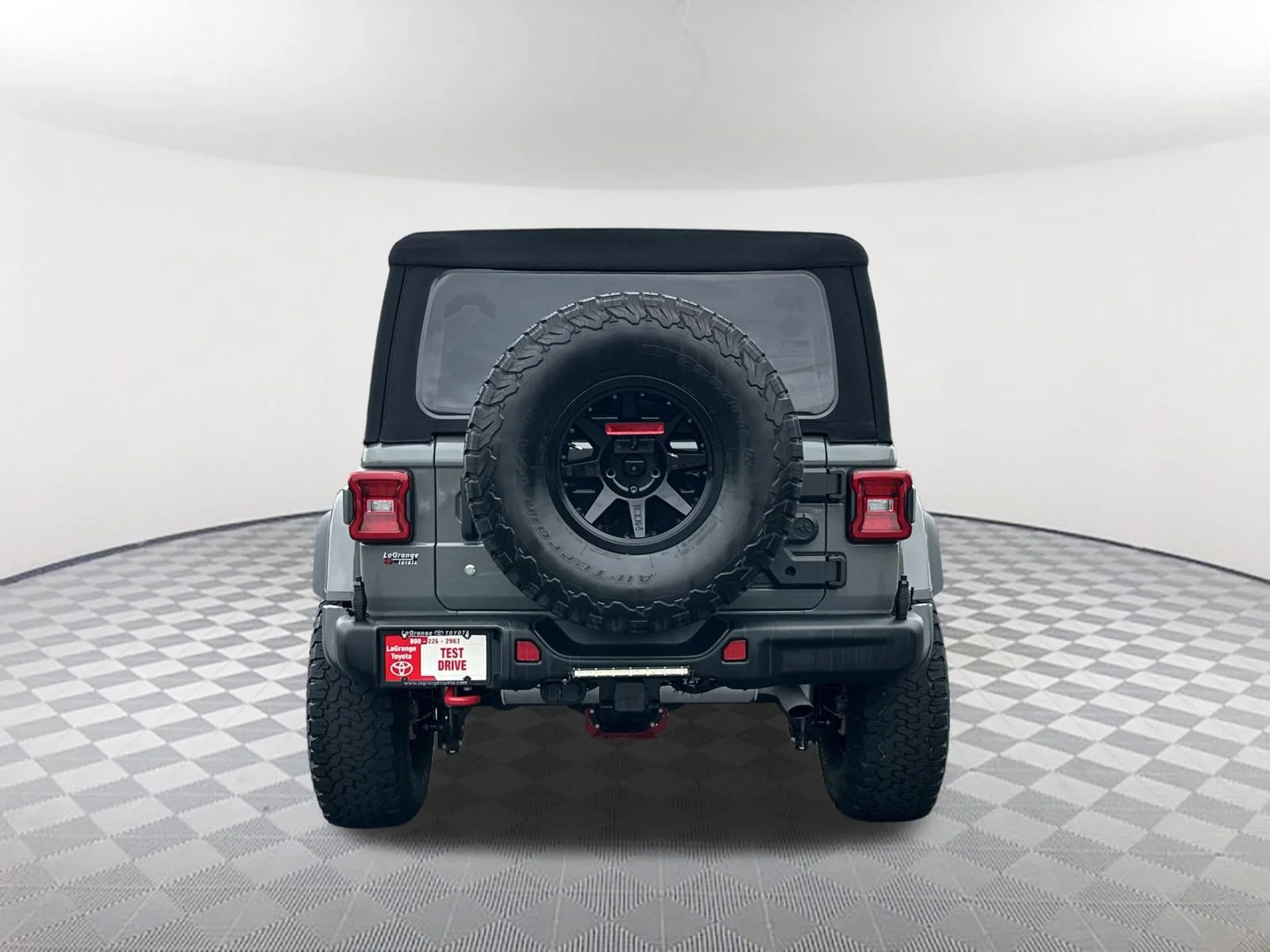 Used 2019 Sting-Gray Clear Coat Jeep Rubicon image 6