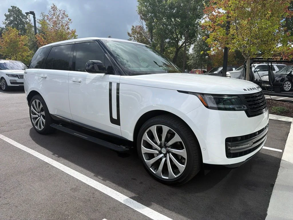 Certified Used 2025  Land Rover SE image 2