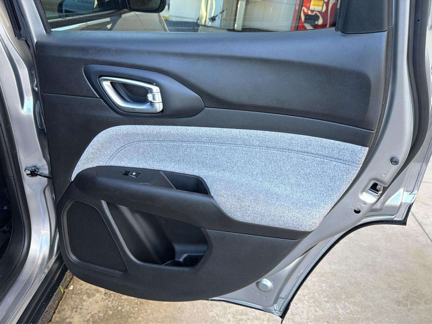 Used 2024  Jeep Latitude image 15