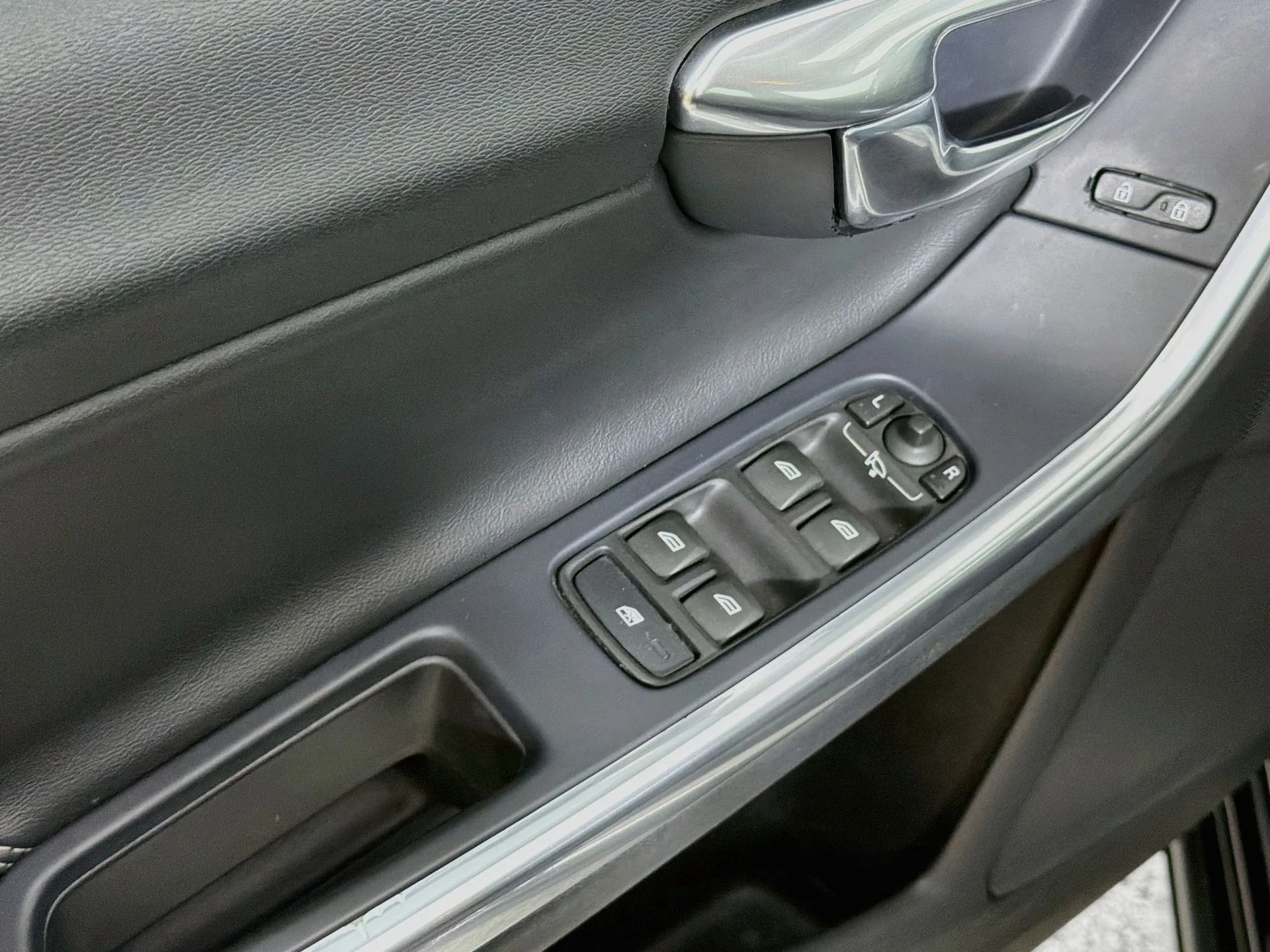 Used 2016 Black Volvo T6 Drive-E R-Design image 19