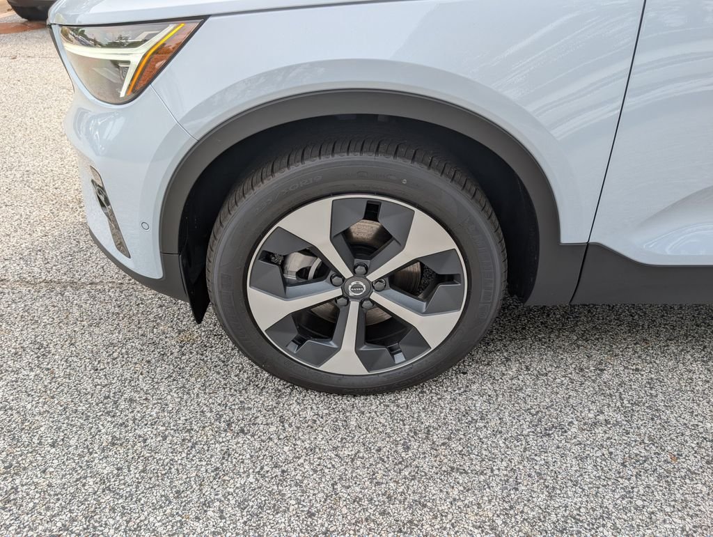 2026 Volvo XC40 Plus - Photo 28