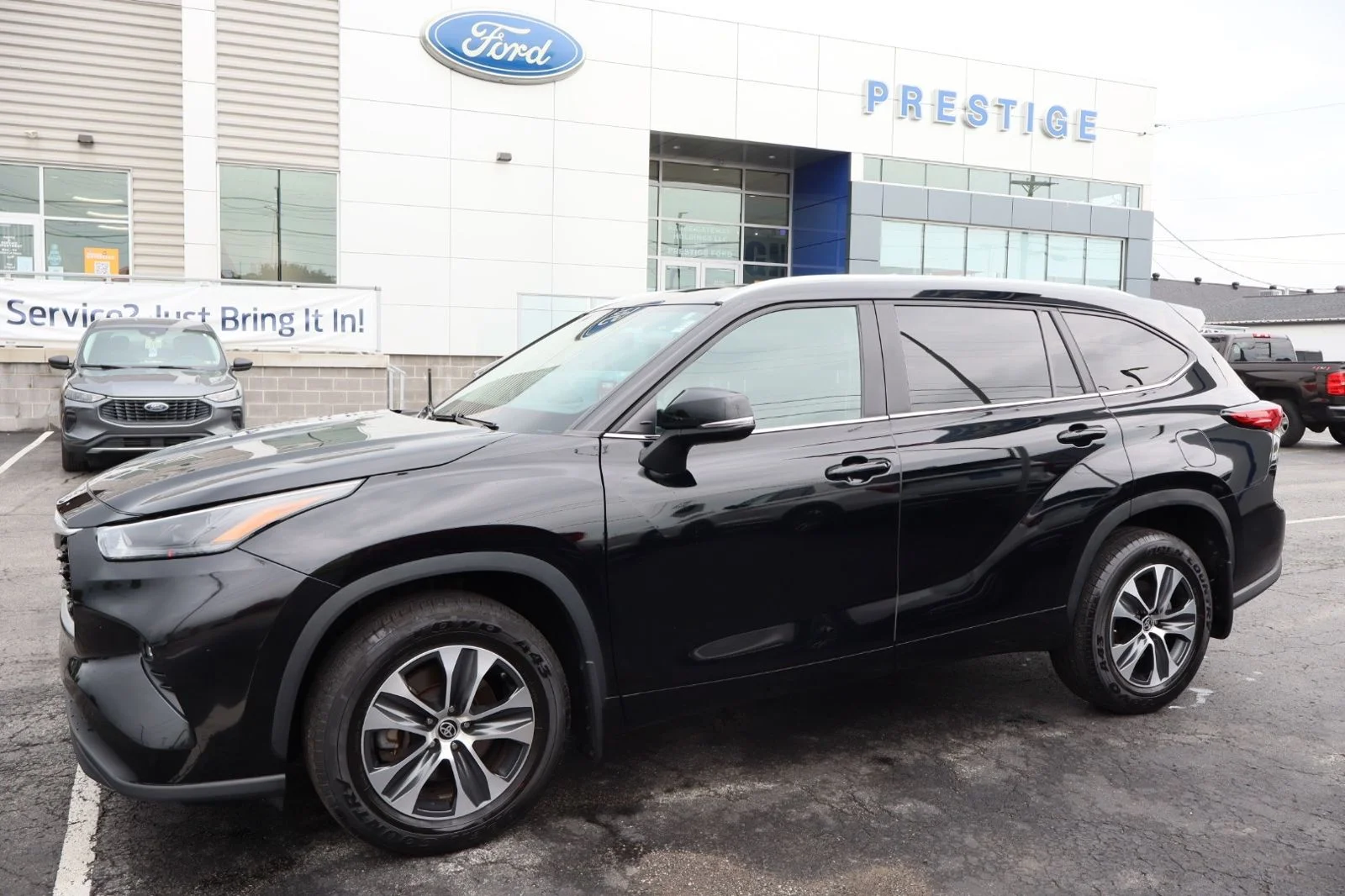 Used 2023 Midnight Black Metallic Toyota XLE image 5