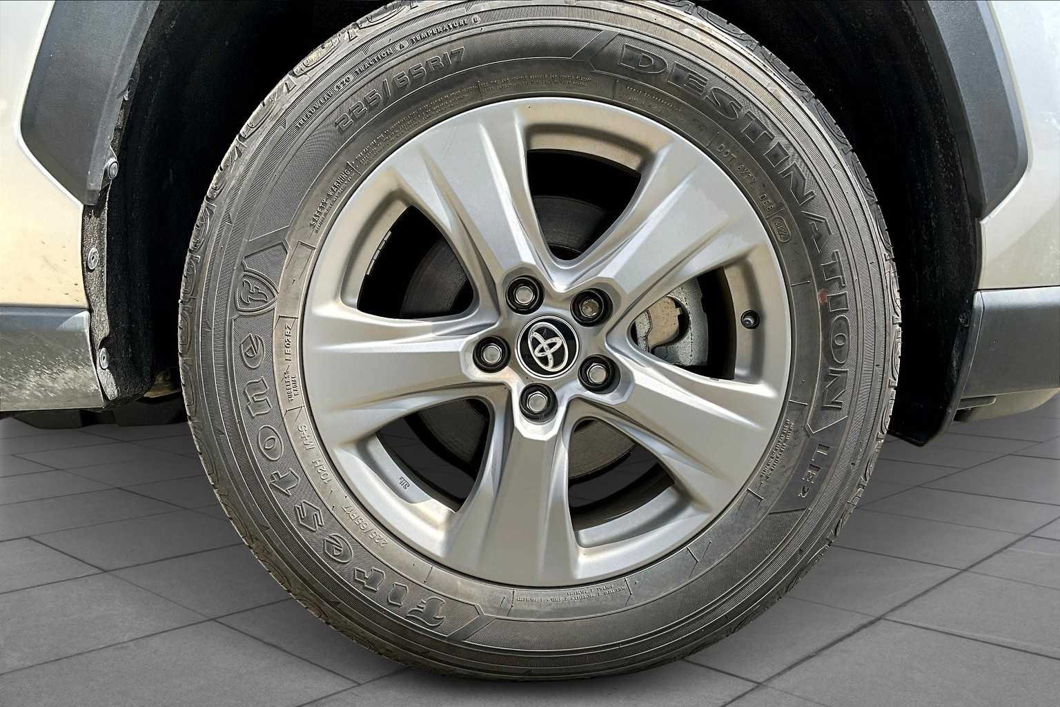 2022 Toyota RAV4 XLE - Photo 18