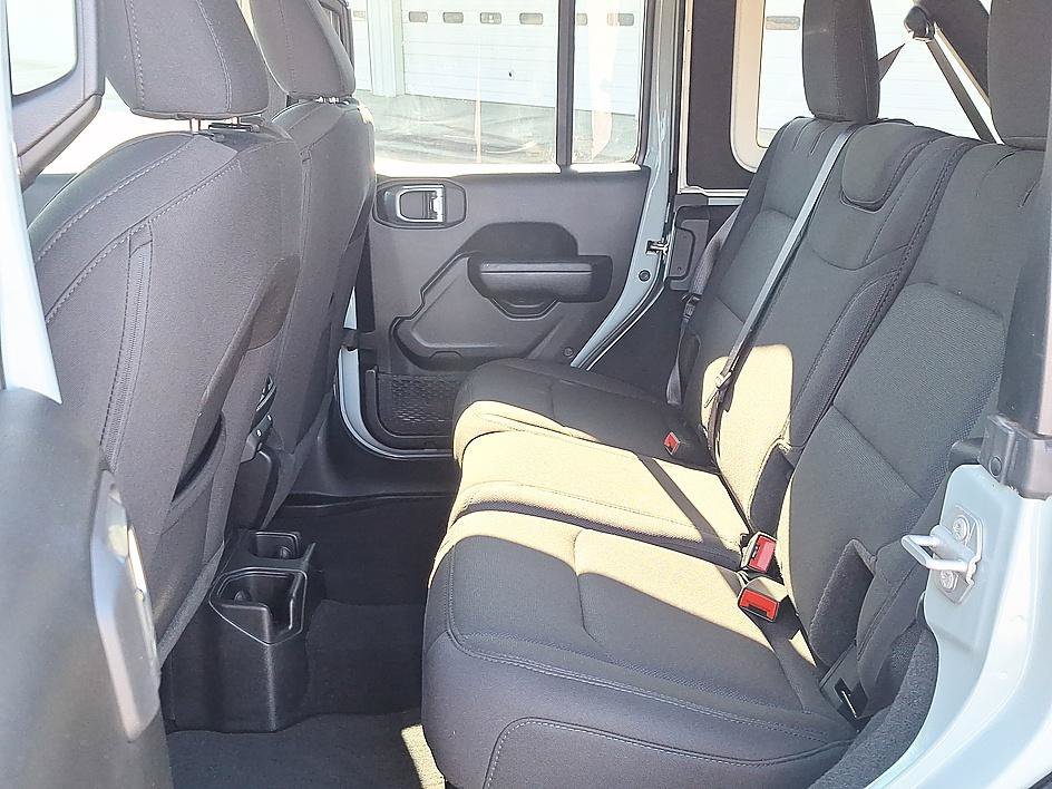 Used 2023 Earl Clearcoat Jeep Sport Altitude image 12