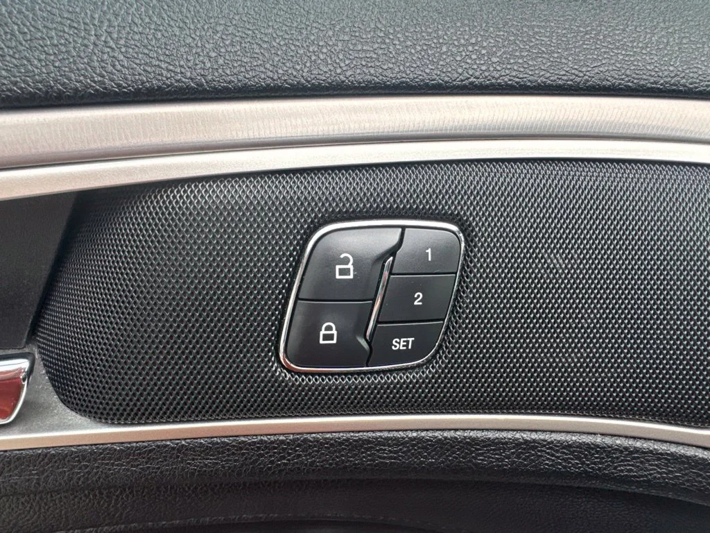 Used 2020 Silver Lincoln Standard image 15