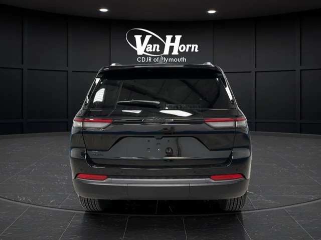 New 2026 Diamond Black Crystal Pearl-Coat Exterior Paint Jeep Altitude image 4