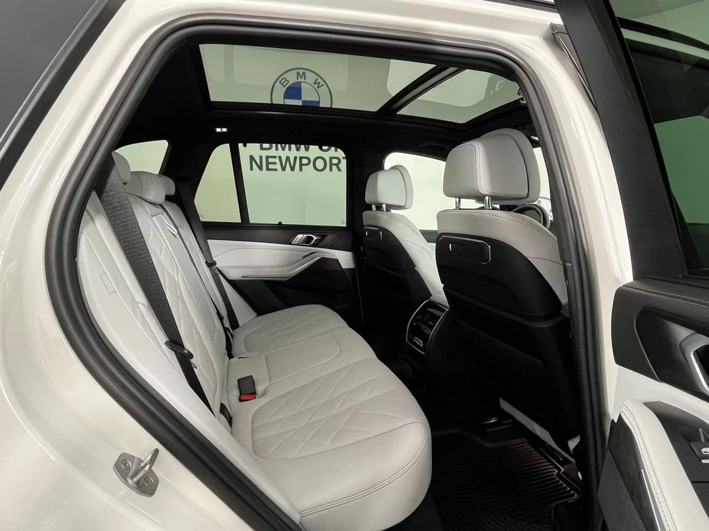 Used 2024 White BMW xDrive40i image 23