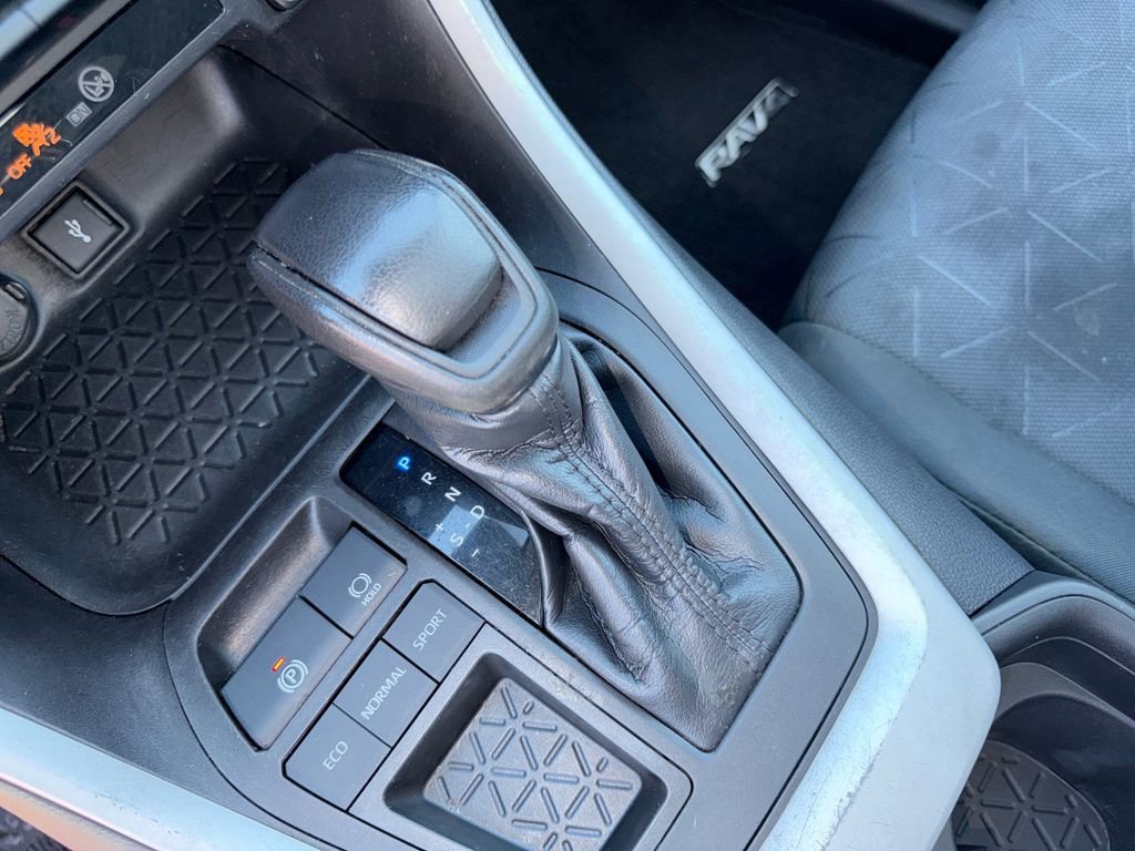 2021 Toyota RAV4 XLE - Photo 26
