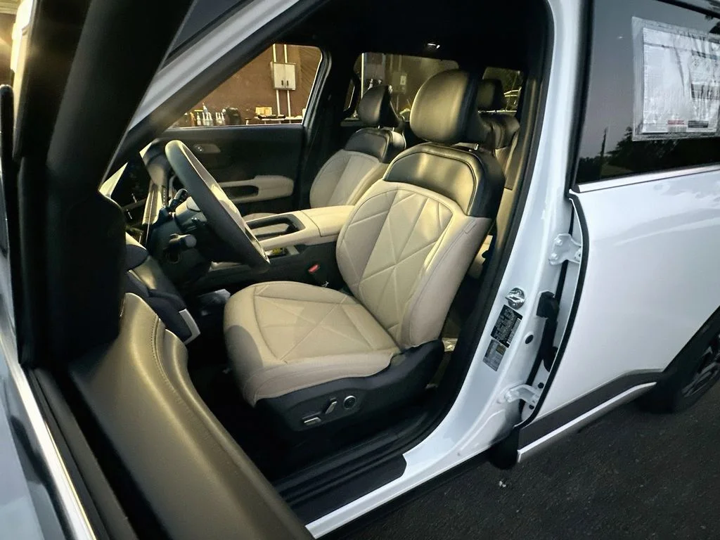 New 2027 Glacial White Pearl Kia EX image 21