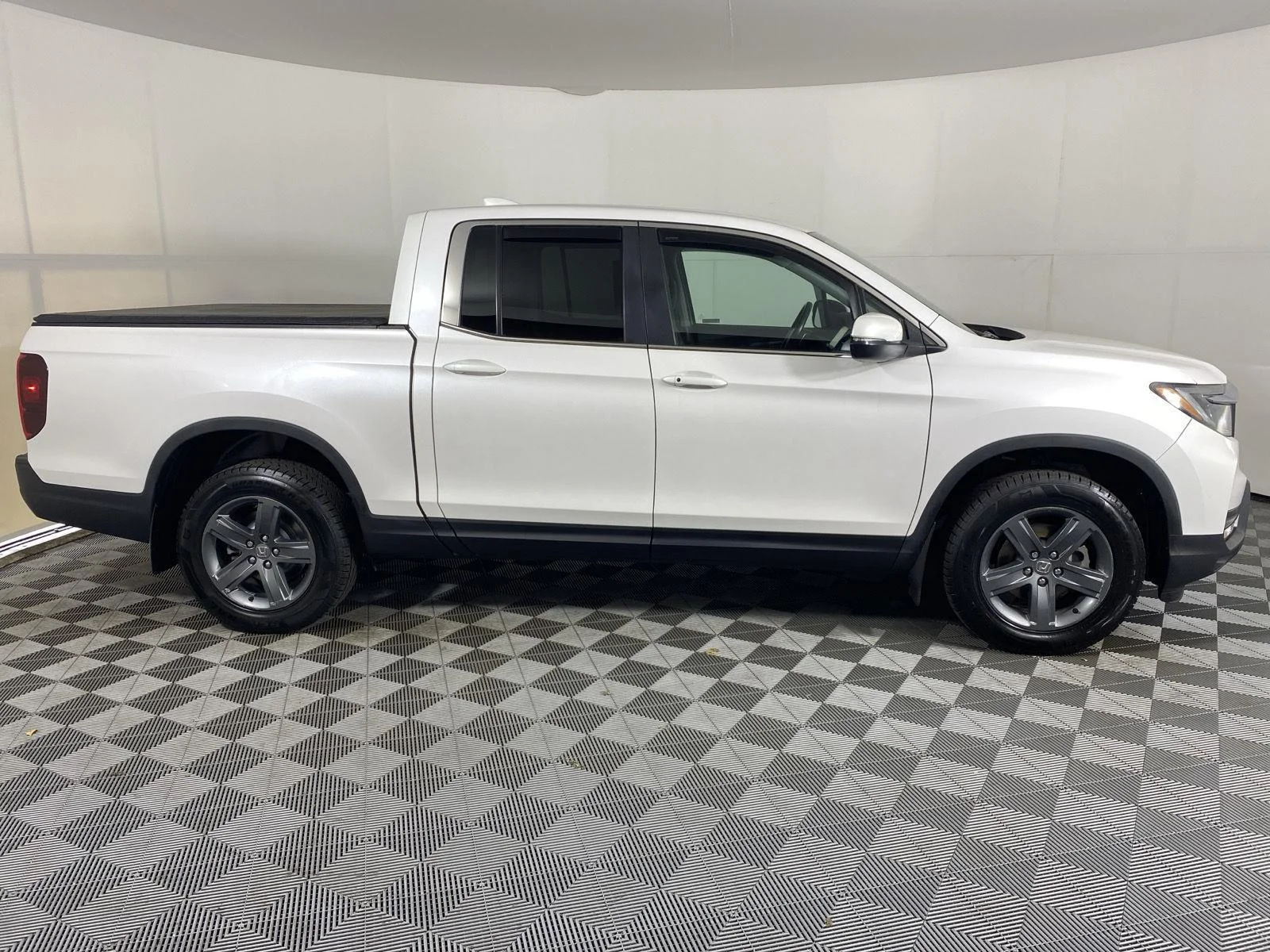 Used 2023 Platinum White Pearl Honda RTL image 8