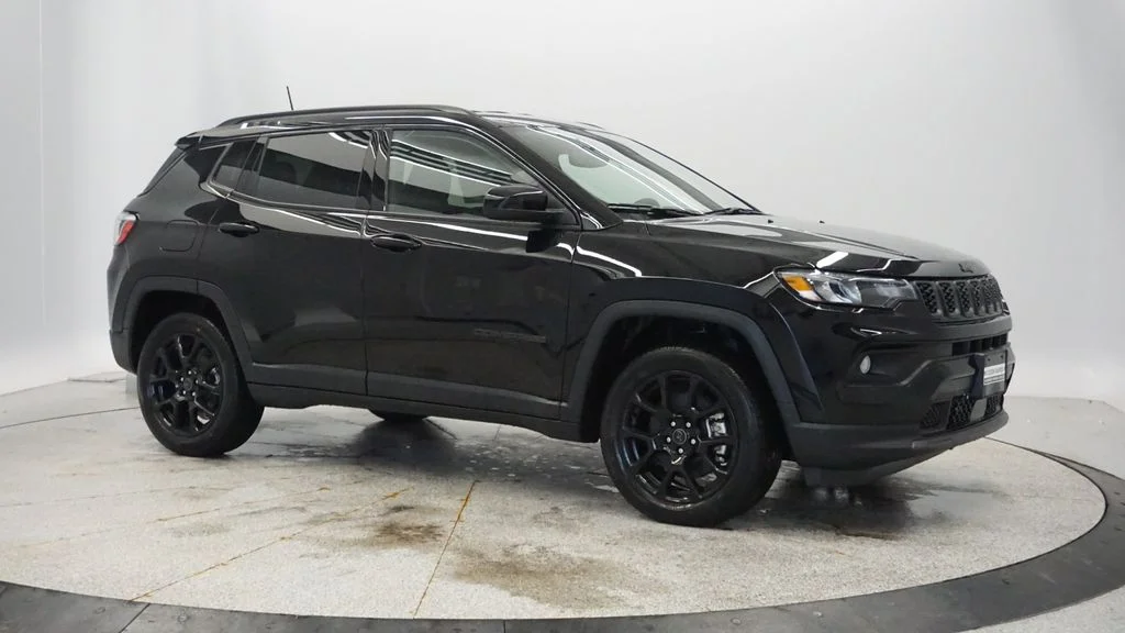 New 2026 Diamond Black Crystal Pearlcoat Jeep Latitude image 13