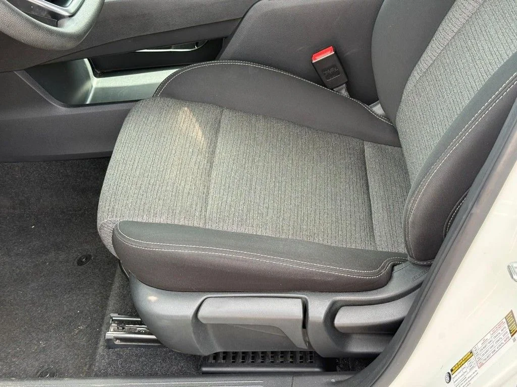 Used 2022 White Nissan S image 18