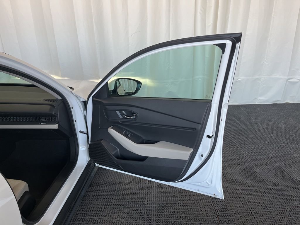 Used 2023 White Honda EX image 20