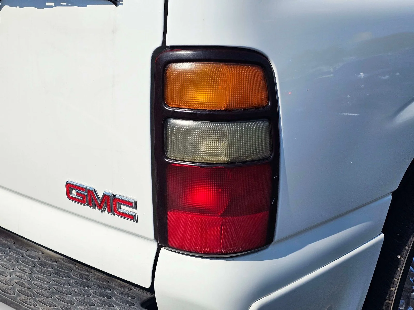Used 2005 Summit White GMC Denali image 11