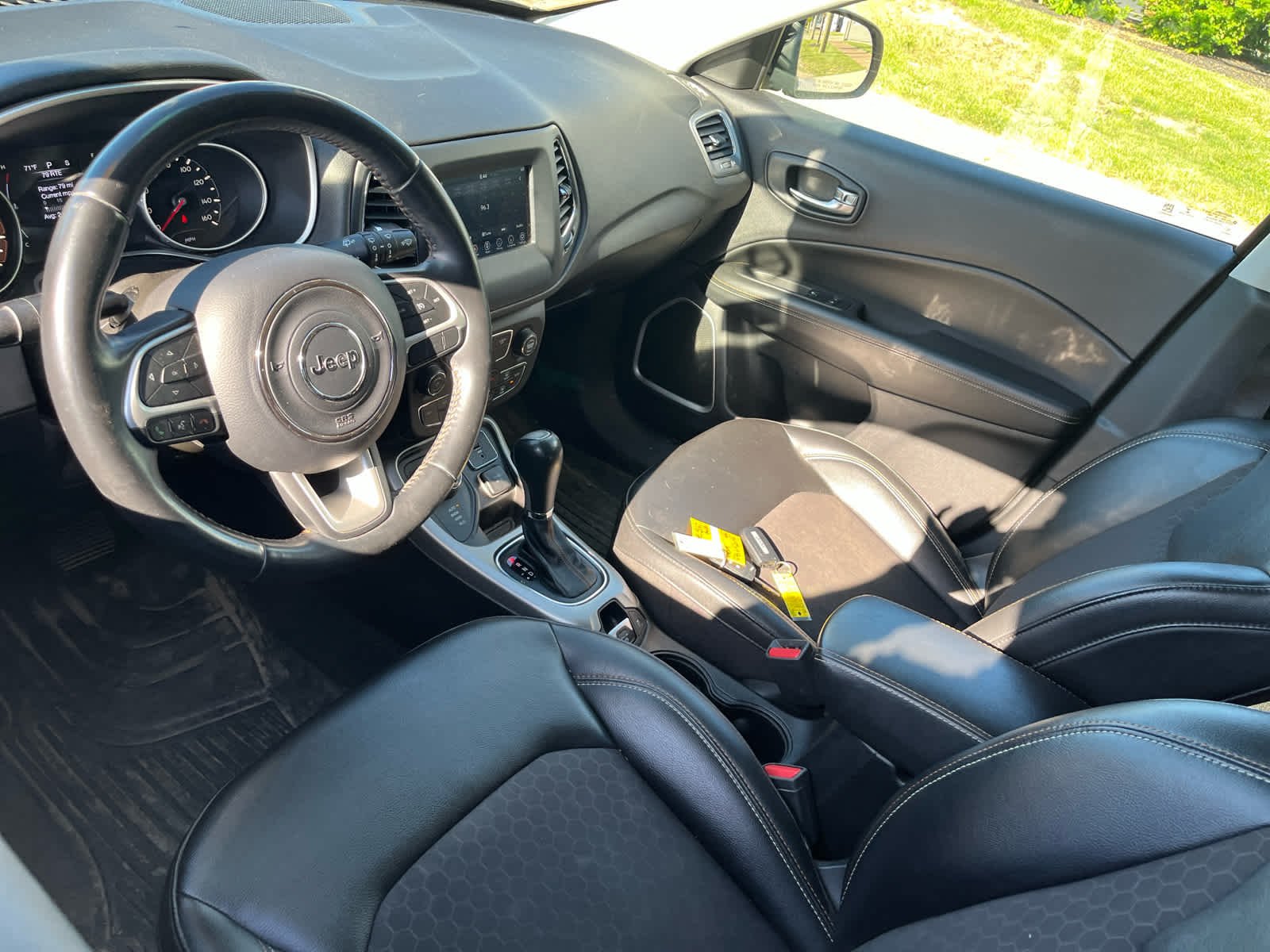 Used 2019 Granite Crystal Metallic Clearcoat Jeep Latitude image 4