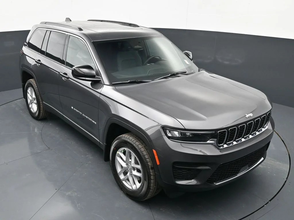 New 2026 Baltic Gray Metallic Clear-Coat Exterior Paint Jeep Laredo X image 34