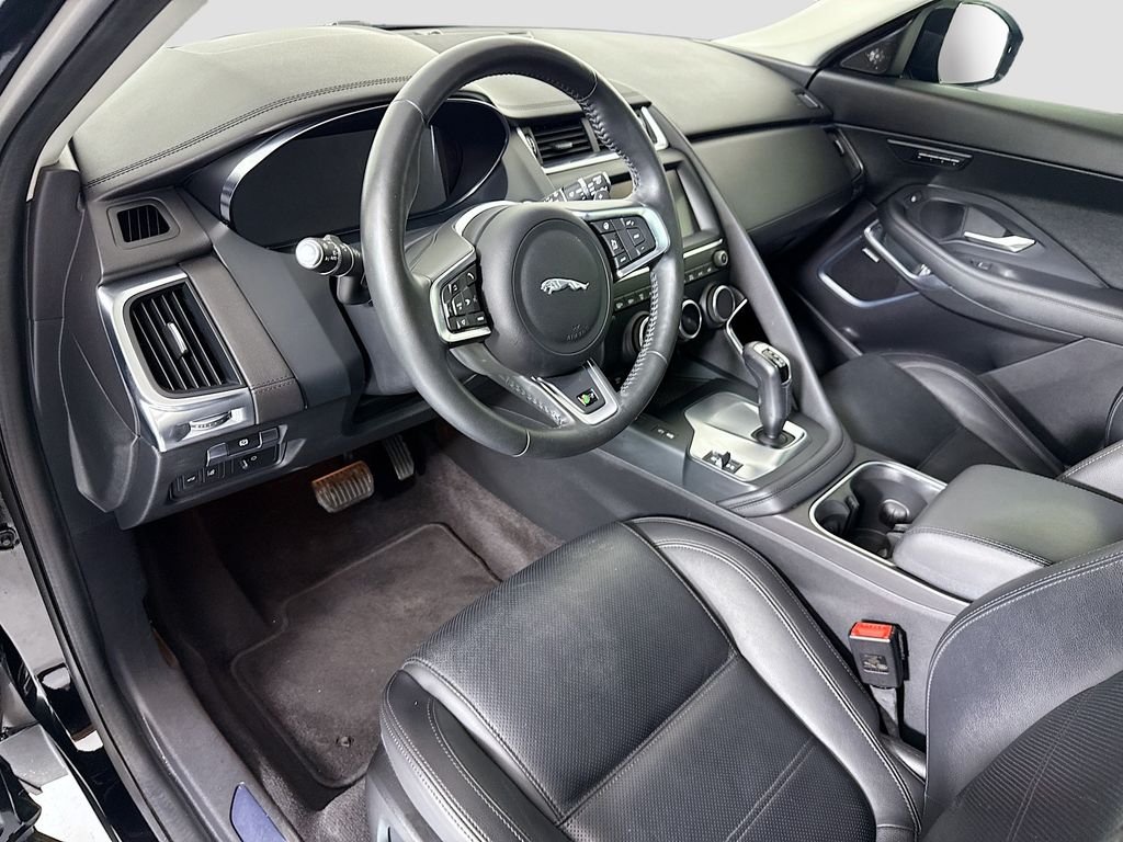 Used 2020  Jaguar SE image 9