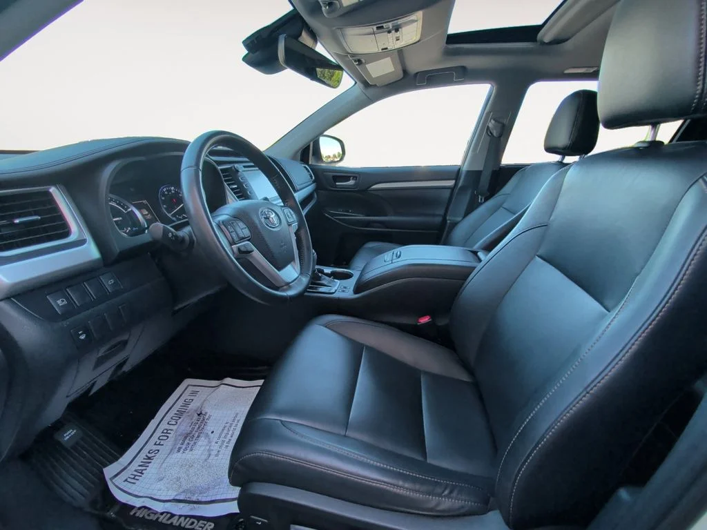 Used 2019 White Toyota XLE image 9