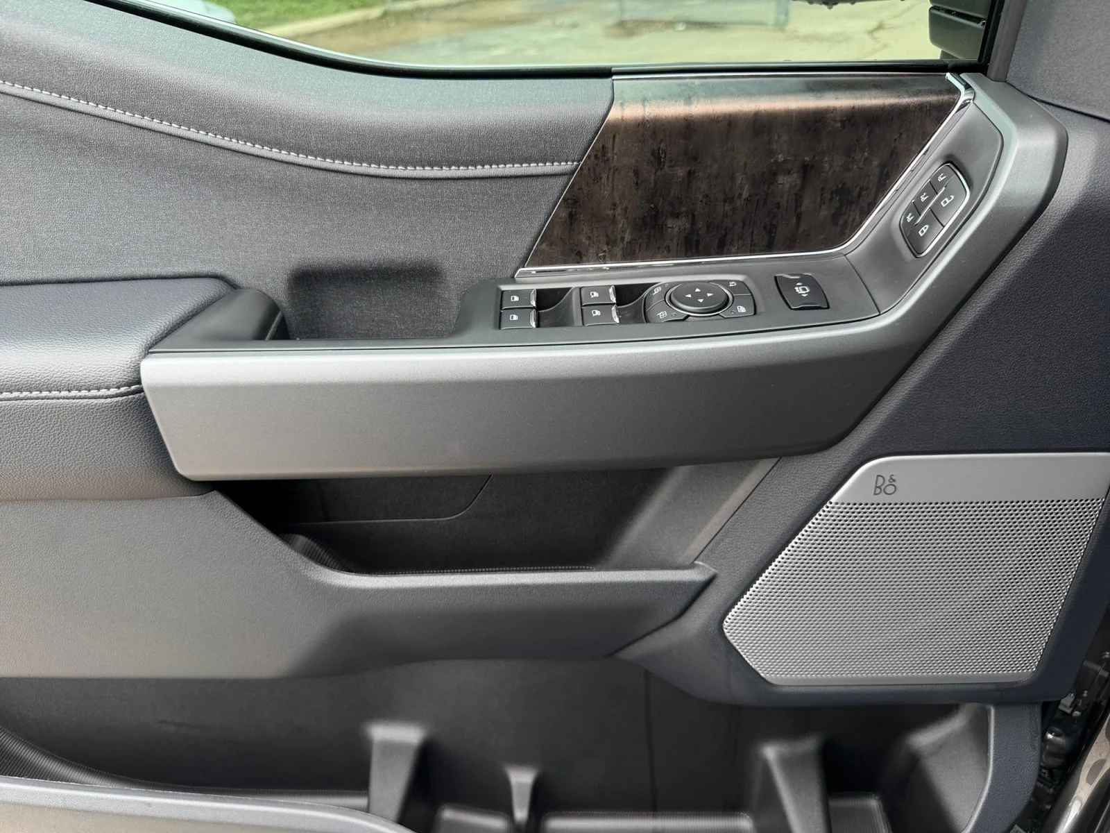 New 2026 Carbonized Gray Metallic Ford LARIAT image 17