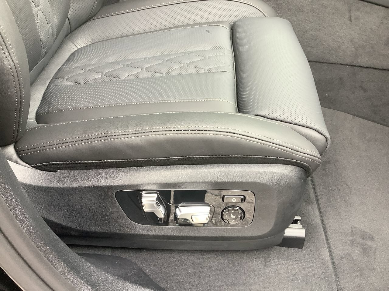 New 2027 Black Sapphire Metallic BMW xDrive40i image 36