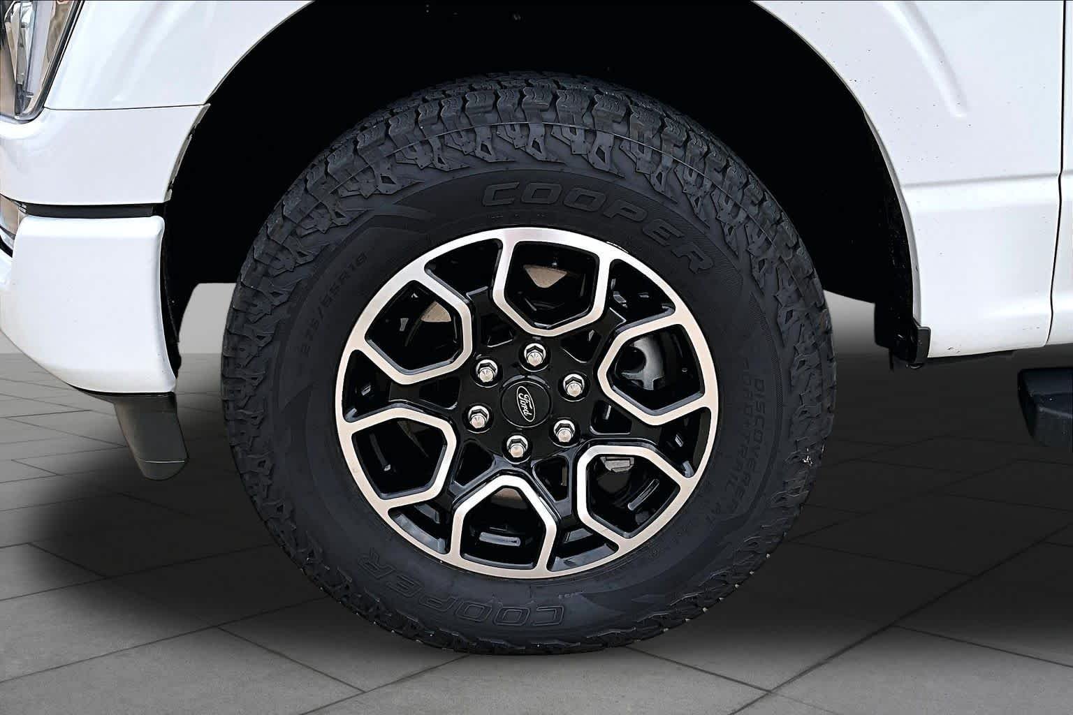 Used 2023 Oxford White Ford XLT image 9