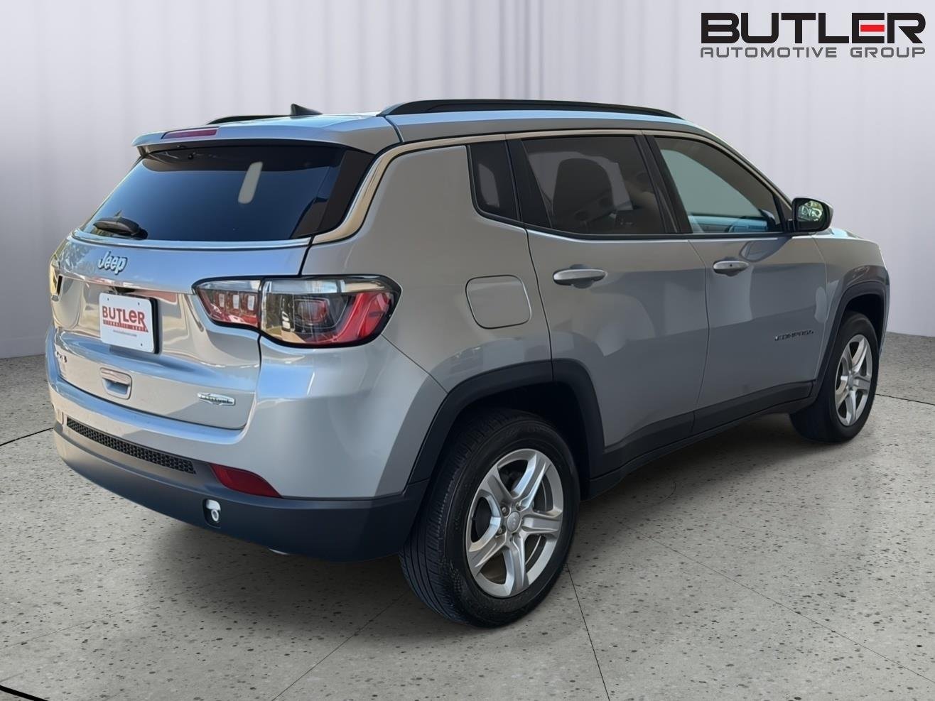 Used 2024  Jeep Latitude image 6