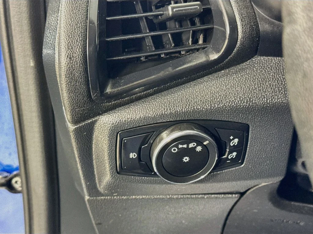 Used 2021 Lightning Blue Metallic Ford SE image 11