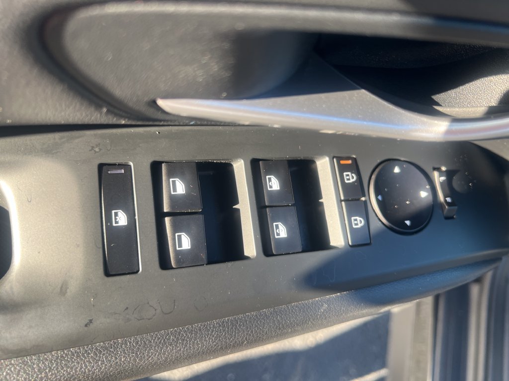 Used 2025 Black Hyundai SEL Convenience image 13