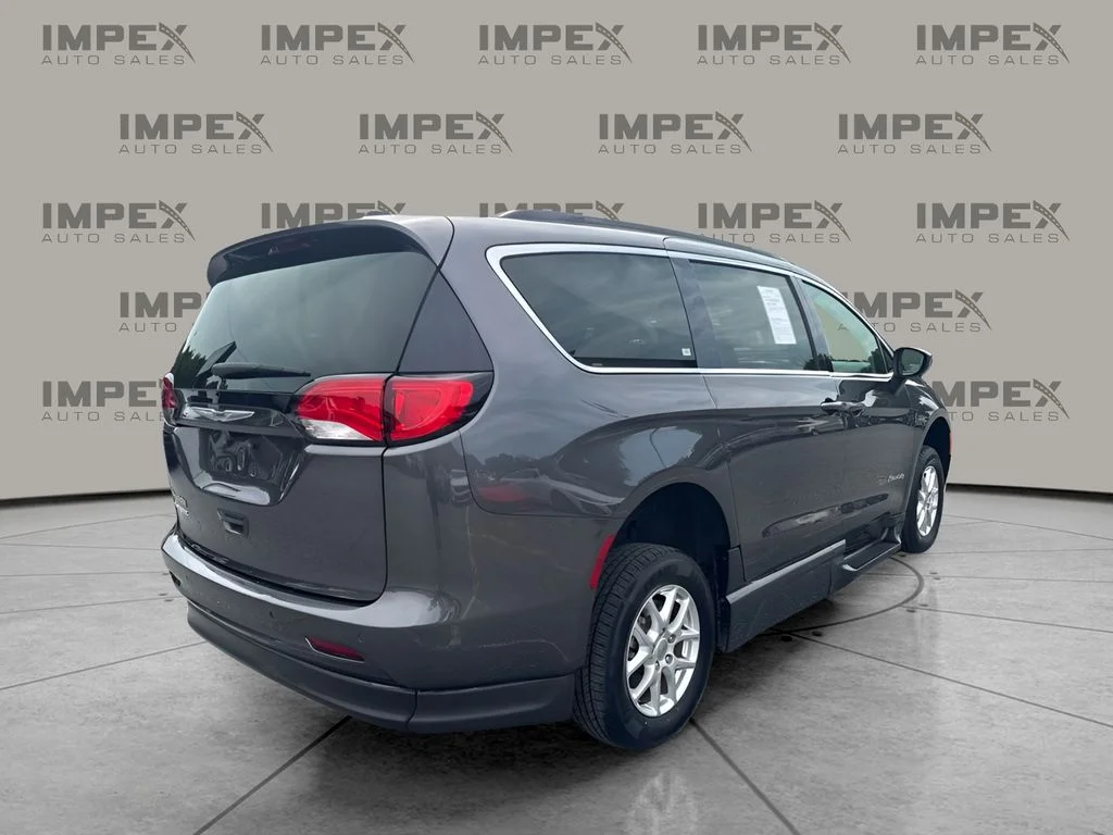Used 2021 Gray Chrysler LXI image 3