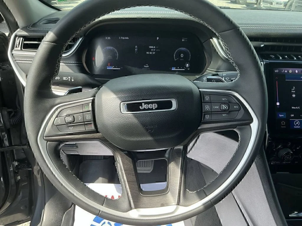 Used 2023 Metallic Jeep Limited image 13