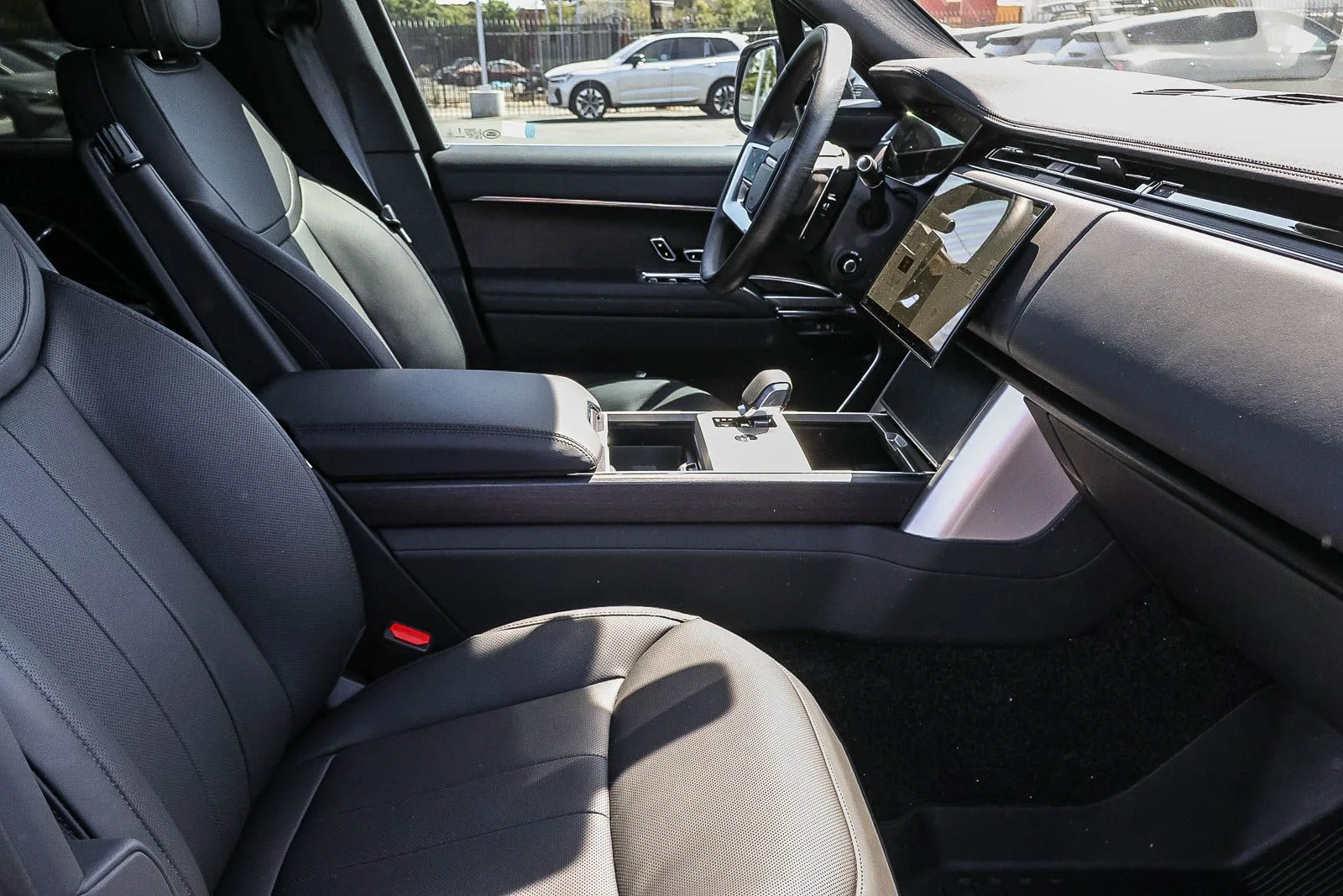 2026 Land Rover Range Rover SE - Photo 16