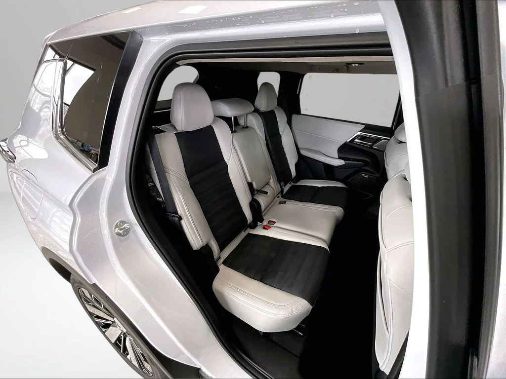 2026 Mitsubishi Outlander SE | CarEdge | CarEdge
