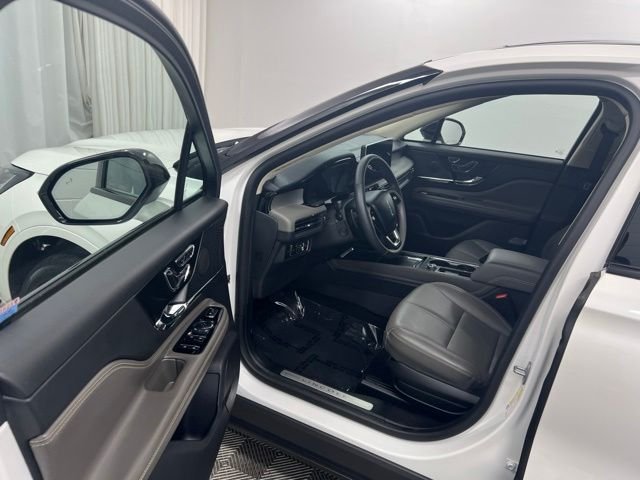 Used 2023 White Lincoln Standard image 12