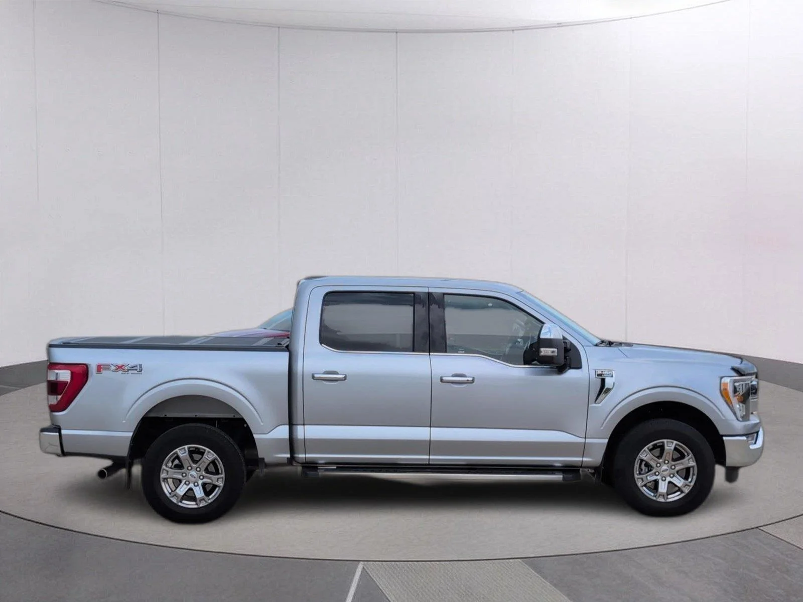 Used 2023 Iconic Silver Metallic Ford LARIAT image 9