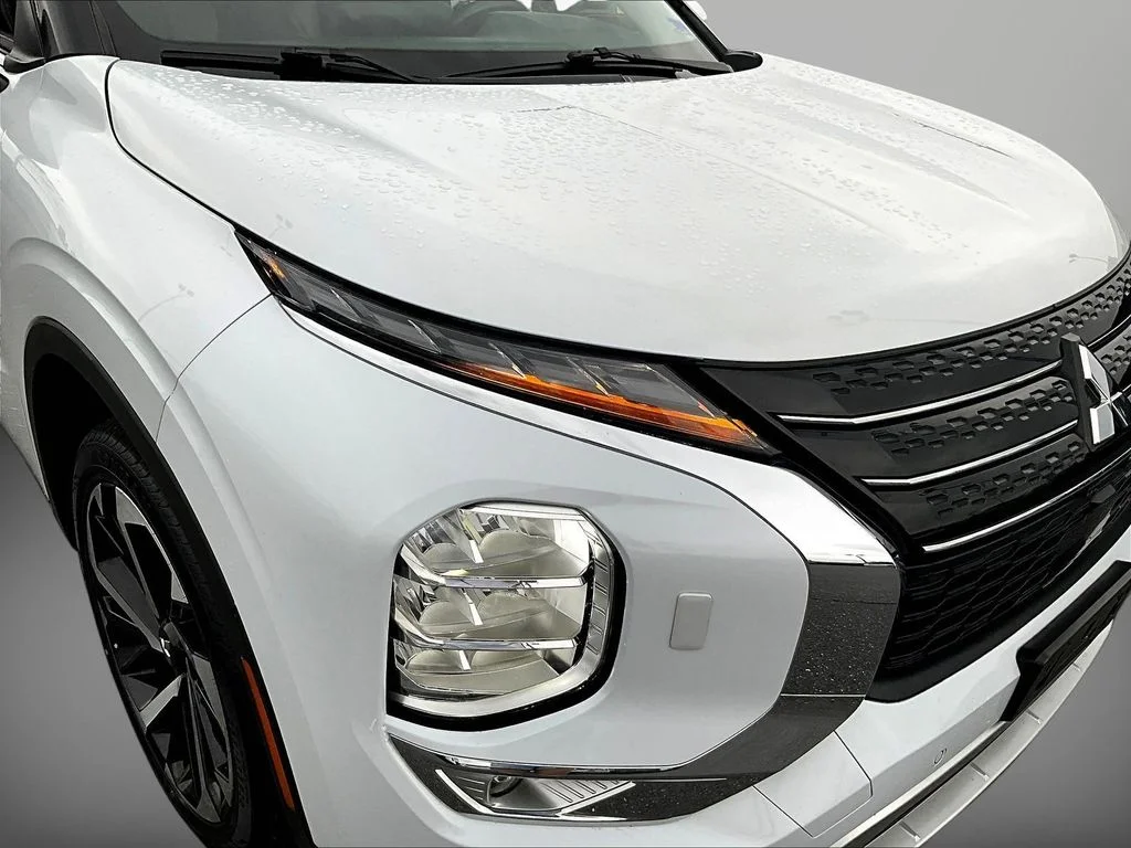 Used 2023  Mitsubishi SE image 30