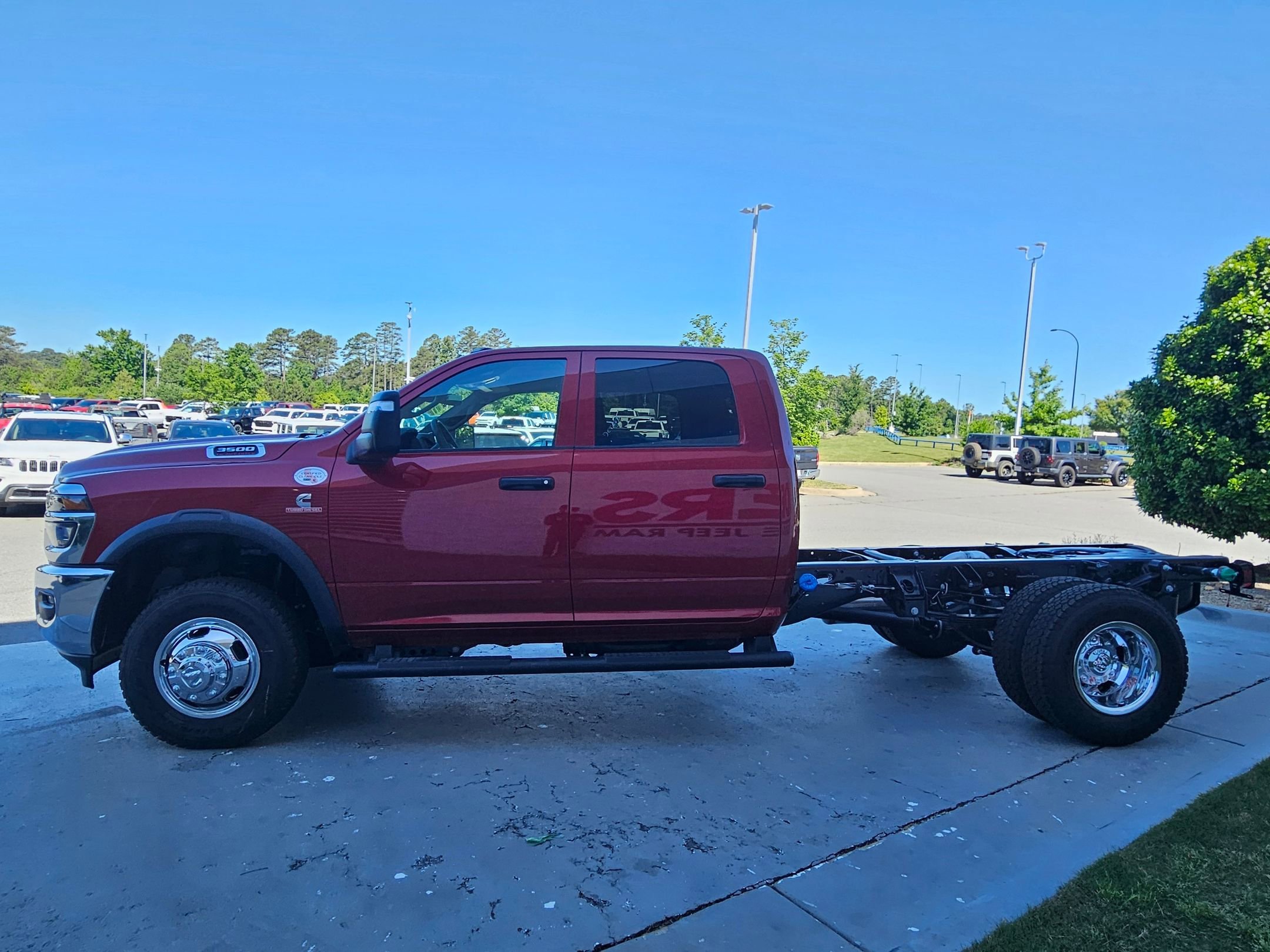 New 2026 Molten Red Pearl-Coat Exterior Paint RAM Tradesman image 4