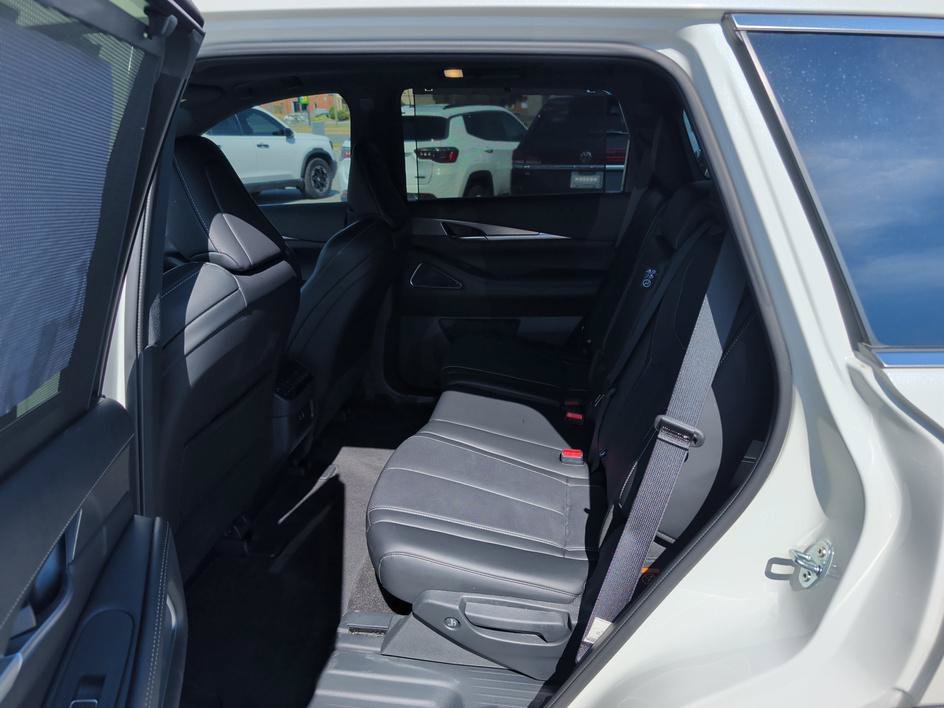 Certified Used 2025 Majestic White INFINITI LUXE image 9