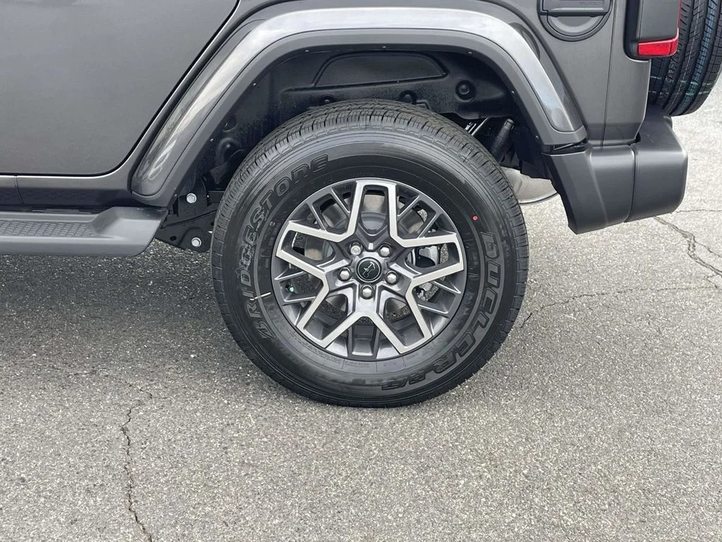 New 2026 Granite Crystal Metallic Clear-Coat Exterior Paint Jeep Sahara image 11