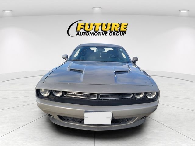 Used 2019 Gray Dodge SXT image 2