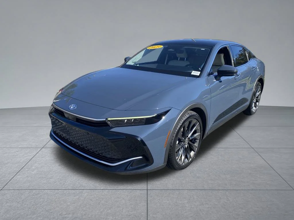 Used 2025 White Toyota Limited image 2