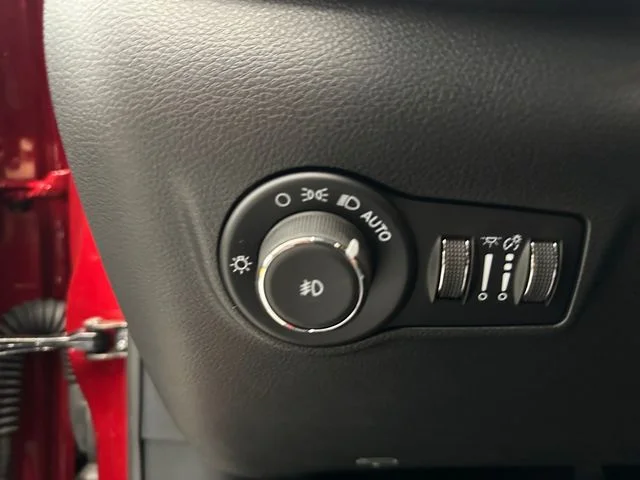 New 2026 Red Hot Pearlcoat Jeep Latitude image 23