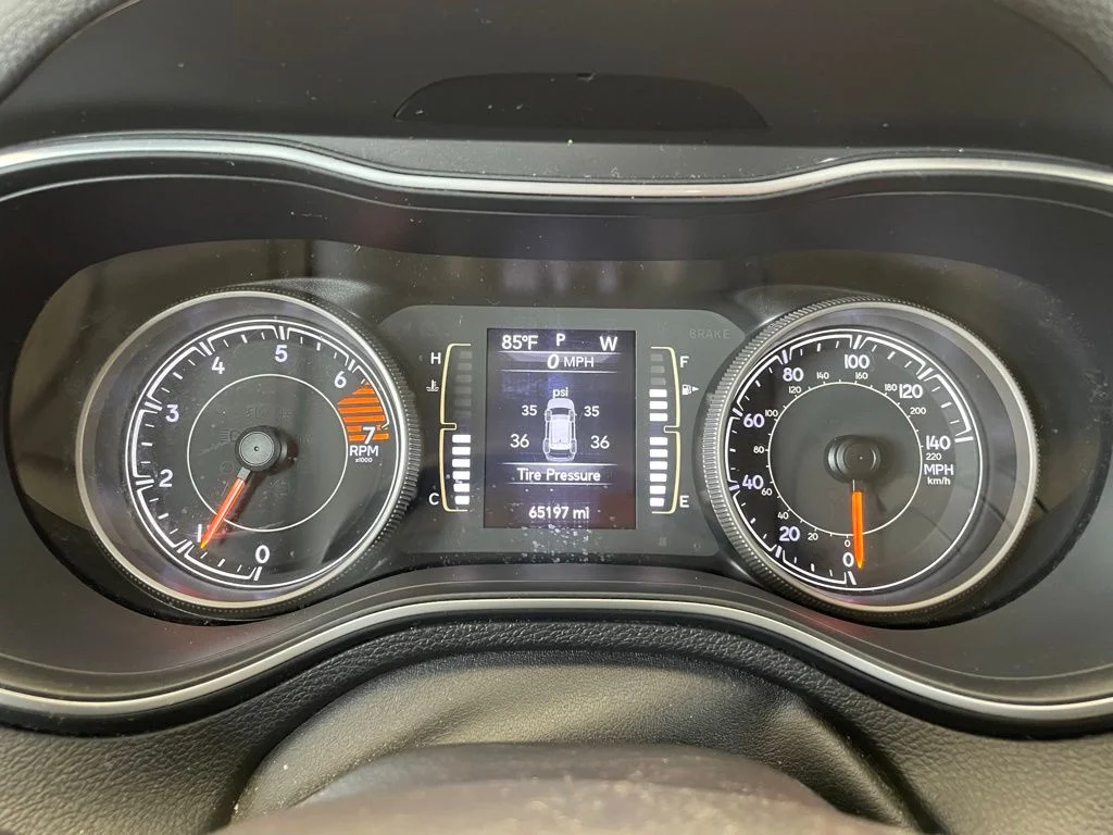 Used 2019 Gray Jeep Latitude Plus image 7