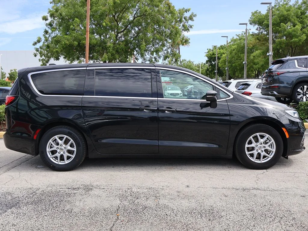 Used 2023 Black Chrysler Touring L image 16
